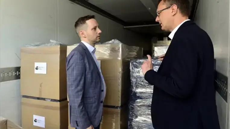 Azbej Tristan, a Miniszterelnökség üldözött keresztények megsegítéséért és a Hungary Helps program megvalósításáért felelős államtitkára (b) és Rétvári Bence, az Emberi Erőforrások Minisztériumának parlamenti államtitkára 2022. május 3-án a Pest megyei Pilisvörösváron