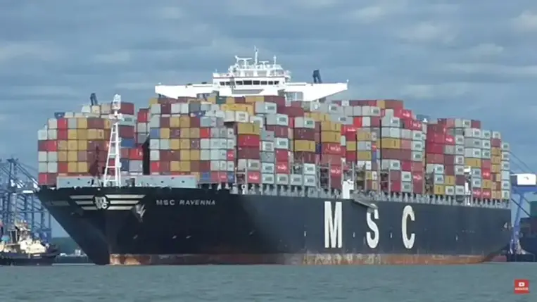 Horror a konténerhajón, 150 kilométerre a céltól elszabadult a pokol a fedélzeten