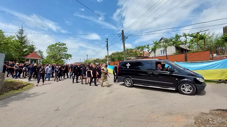 Újabb kárpátaljai halottja van a háborúnak. Popovics Eduardot május 21-én helyezték örök nyugalomra. Fotó: Свято-Покровська парафія с. Сільце