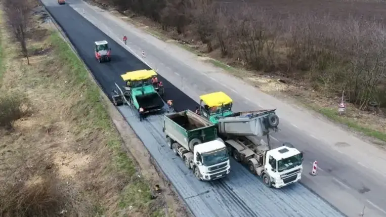 Ukravtodor: 900 milliárd hrivnya szükséges a háború által tönkretett utak helyreállításához