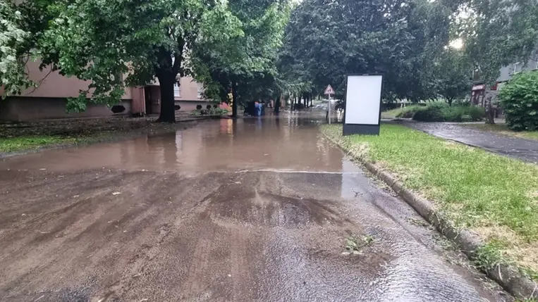 Több milliárdos kárt okozott a vihar, az epertermés nagy részét is elvitte