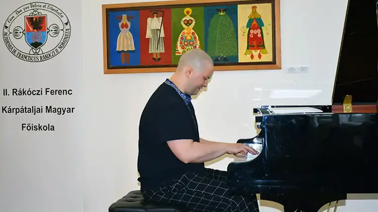 A nagyszabású jótékonysági koncertsorozatnak Várnagy Andrea, Liszt Ferenc- és Budapest Márka-díjas zongoraművész volt a kezdeményezője, aki évekkel ezelőtt Kárpátaljára is elhozta a ZeneVarázslatot. Fotó: Kovács Erzsébet