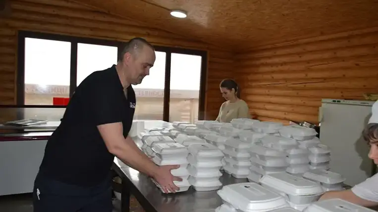 Mától heteken át napi háromszáz adag meleg ételt juttatnak el olyan Kárpátalján tartózkodó menekülteknek és rászorulóknak, akiknek ellátása más forrásból jelenleg nem megoldható. A több elemből álló projekt Grezsa István miniszteri biztos kezdeményezésére a Hungary Helps – Magyarorszég segít program keretében valósul meg. Fotó: Kovács Elemér