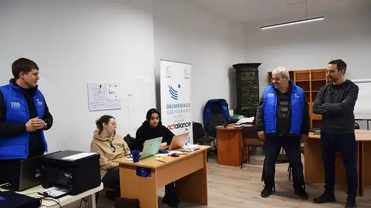 Fontos, hogy ne legyenek rossz átfedések és hatalmas lyukak a menekülteket ellátó rendszerben, fogalmazott a mai beregszászi látogatásán Azbej Trisztán államtitkár a Hungary Helps Program irányítója, aki találkozott több Kárpátalján működő segélyszervezet vezetőivel, valamint a történelmi egyházak képviselőivel, és adományt vitt a közösségi szálláshelyeken meghúzódó menekülteknek. Fotó: Kovács Elemér