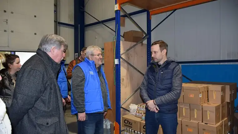 Fontos, hogy ne legyenek rossz átfedések és hatalmas lyukak a menekülteket ellátó rendszerben, fogalmazott a mai beregszászi látogatásán Azbej Trisztán államtitkár a Hungary Helps Program irányítója, aki találkozott több Kárpátalján működő segélyszervezet vezetőivel, valamint a történelmi egyházak képviselőivel, és adományt vitt a közösségi szálláshelyeken meghúzódó menekülteknek.