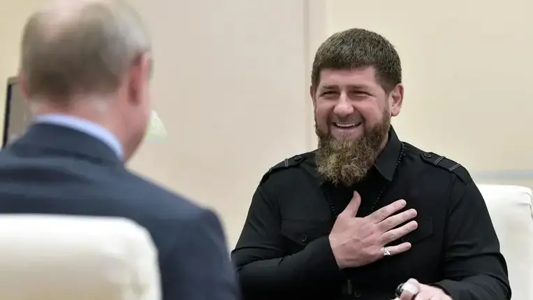 Vérdíjat tűztek ki Kadirov, csecsen vezér fejére