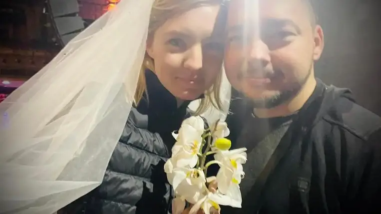 Kijevben robbanások sorozata alatt tartotta meg esküvőjét egy rendőr és egy újságírónő