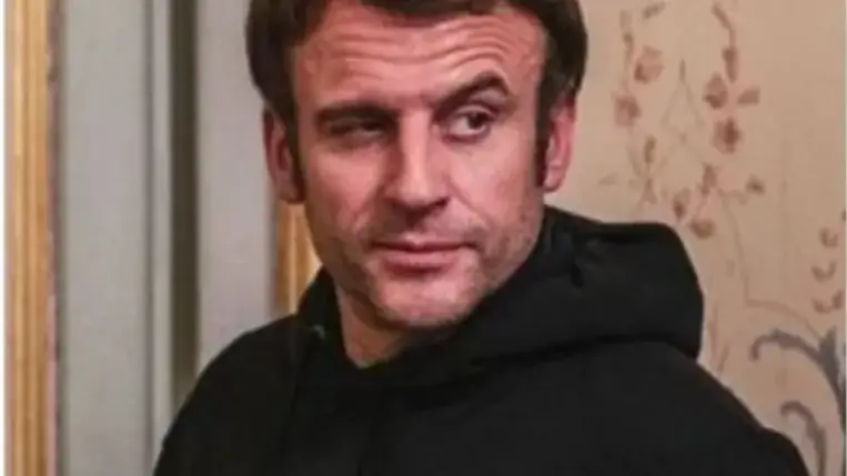 Macron Zelenszkijnek öltözött az Elysée-palotában