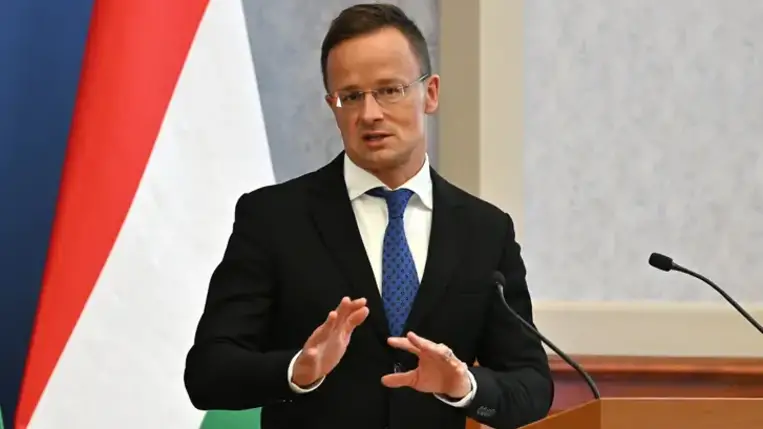 Szijjártó: Magyarország nem szállít fegyvereket