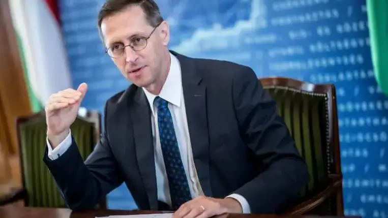 Biztonságos, emberséges beléptetés a menekülteknek és soron kívüli kiléptetés a segélyszállítmányoknak, ez jellemzi a magyar-ukrán határátkelőhelyeket - jelentette ki a pénzügyminiszter szombaton Záhonyban, miután látogatást tett a záhonyi határkirendeltségen.