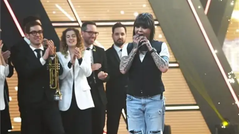 Oláh Ibolya (j), miután a Nem adom el című dalával győzött A Dal 2022 televíziós show-műsor döntőjében, amelyben nyolc produkció versenyzett Az Év Dala címért a Médiaszolgáltatás-támogató és Vagyonkezelő Alap (MTVA) óbudai stúdiójában 2022. március 12-én. MTI/Bruzák Noémi