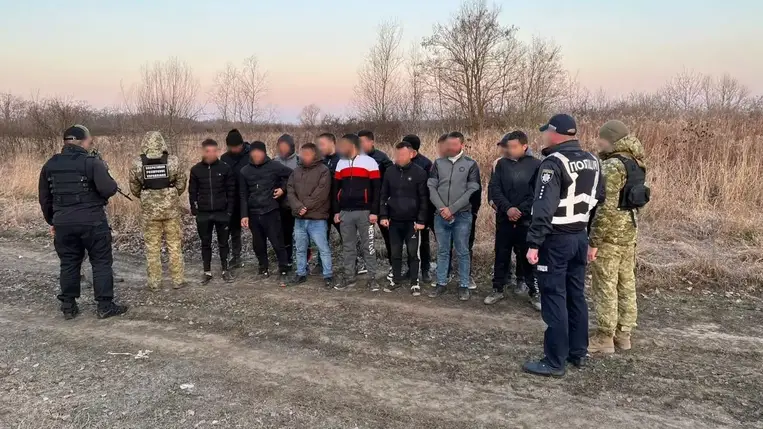 Az asztélyi ellenőrzőpont közelében a rendfenntartók egy 16 fős csoportot találtak, akik a zöldhatáron próbálták átlépni az államhatárt.