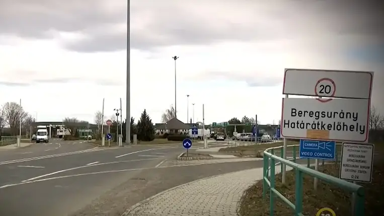 Háromnyelvű táblákat és útirányjelzőket helyez el a magyar-ukrán határ közelében a Magyar Közút Zrt.