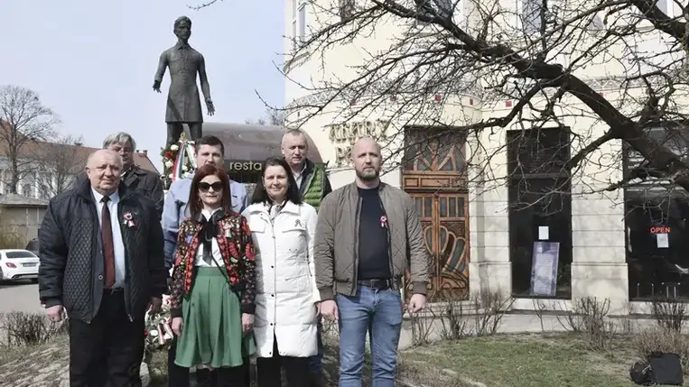 Beregszászon a Petőfi-szobornál csöndes főhajtással emlékeztek az 1848/49-es forradalom és szabadságharc kitörésének 174. évfordulójára, ahol a polgármesteri hivatal és a különböző társadalmi szervezetek képviselői koszorúztak.
