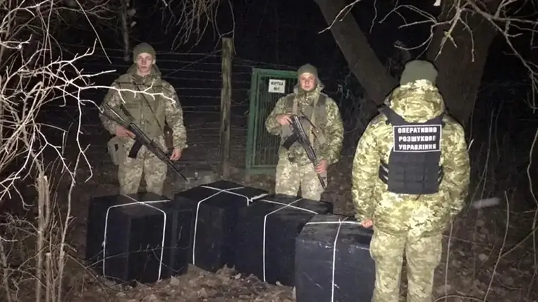 Az ukrán határőrök az ukrán-magyar határ mellett nagy mennyiségű ukrán zárjegy nélküli csempészcigarettát találtak.