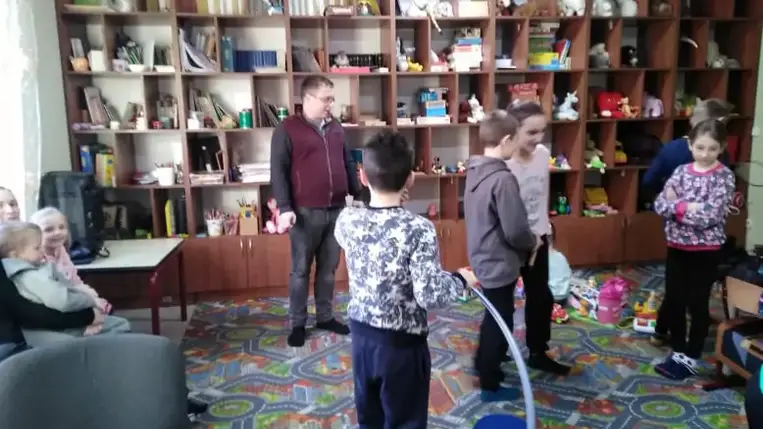 Sokan Kárpátaljáról is elhagyták otthonukat. Az itthon maradottakra meg egyre nagyobb teher nehezedik: a menekültek mellett a magukra maradt idős, beteg embereket, a férfi nélkül maradt, olykor sokgyermekes családokról is gondot kell viselni…