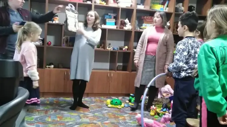 Sokan Kárpátaljáról is elhagyták otthonukat. Az itthon maradottakra meg egyre nagyobb teher nehezedik: a menekültek mellett a magukra maradt idős, beteg embereket, a férfi nélkül maradt, olykor sokgyermekes családokról is gondot kell viselni…