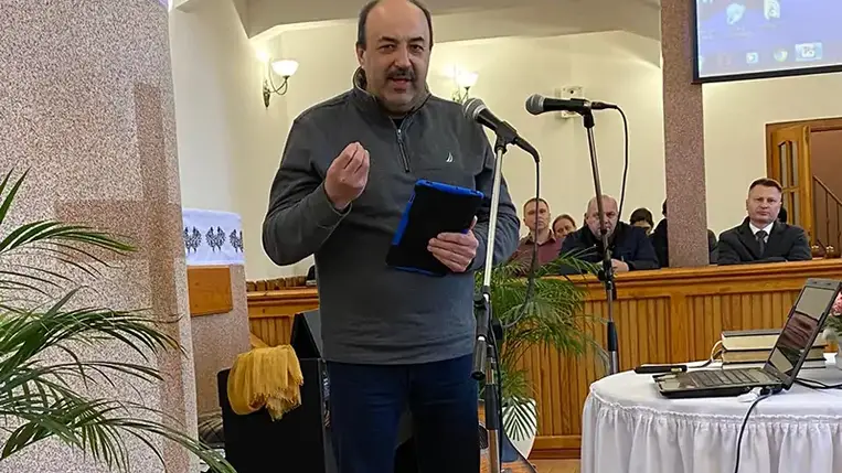 Sokan Kárpátaljáról is elhagyták otthonukat. Az itthon maradottakra meg egyre nagyobb teher nehezedik: a menekültek mellett a magukra maradt idős, beteg embereket, a férfi nélkül maradt, olykor sokgyermekes családokról is gondot kell viselni…