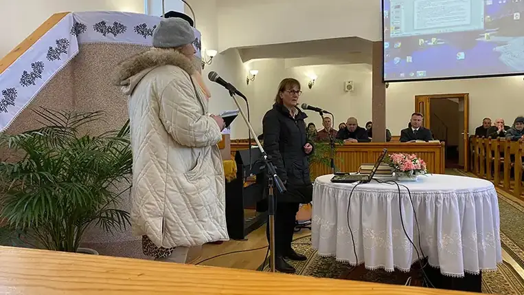 Sokan Kárpátaljáról is elhagyták otthonukat. Az itthon maradottakra meg egyre nagyobb teher nehezedik: a menekültek mellett a magukra maradt idős, beteg embereket, a férfi nélkül maradt, olykor sokgyermekes családokról is gondot kell viselni…