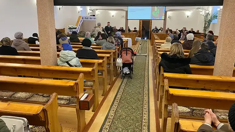 Sokan Kárpátaljáról is elhagyták otthonukat. Az itthon maradottakra meg egyre nagyobb teher nehezedik: a menekültek mellett a magukra maradt idős, beteg embereket, a férfi nélkül maradt, olykor sokgyermekes családokról is gondot kell viselni…