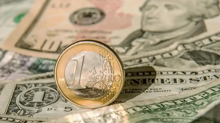 Itt az első becslés arról, mennyibe kerülhet idén a világnak az ukrajnai háború