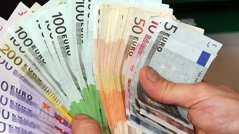 Az EU 300 millió euró makroszintű pénzügyi gyorssegélyt folyósít Ukrajnának