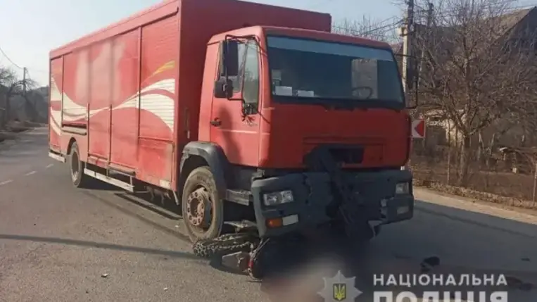 Halálos közlekedési baleset történt a Munkácsi járásban. Egy teherautó és egy motorkerékpár ütközött össze.