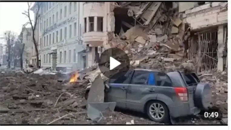 Légicsapás semmisített meg egy négyemeletes lakóépületet Harkivban (Video)