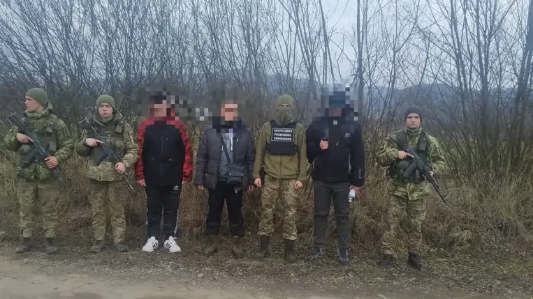 Húsz katonaságot elkerülő férfit tartóztattak fel a határőrök Kárpátalján