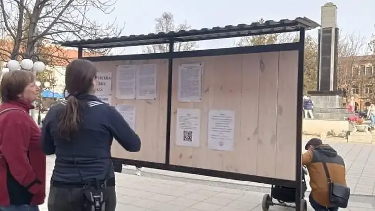 Információs táblát helyeztek ki a menekültek számára Beregszászban
