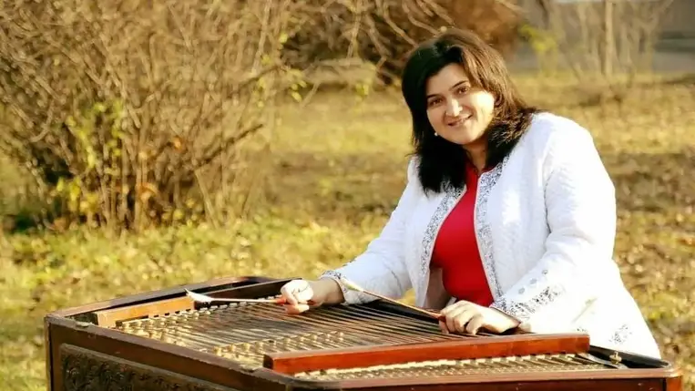 Kárpátalján ma is vannak olyanok, akik szívükön viselik a cimbalom megismertetését a fiatal generációval. Így van ezzel a nevetlenfalui Kurendás Szilvia, aki szívvel-lélekkel végzi munkáját. 