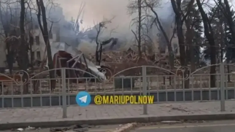 Bombatalálat ért egy mariupoli színházat, amely állítólag több mint ezer civilnek nyújtott menedéket