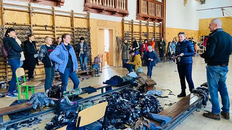 Maszkolóhálót készítenek a katonák számára Beregszászban. Bárki csatlakozhat az önkéntes munkához.