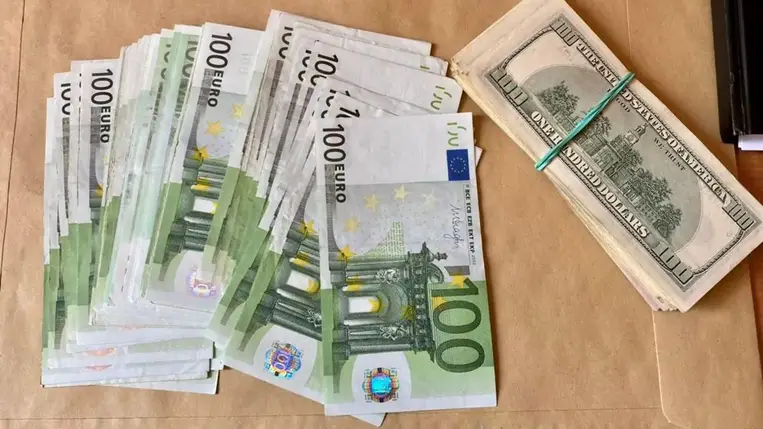 Őrizetbe vettek egy munkácsi okmányhamisítót Kárpátalján (Fotók)