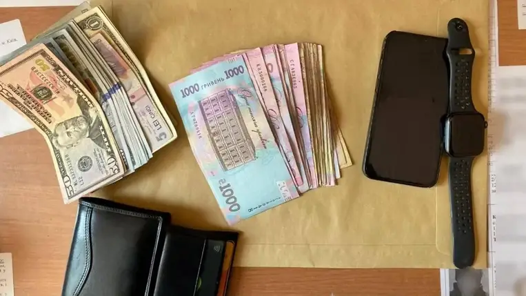 Őrizetbe vettek egy munkácsi okmányhamisítót Kárpátalján (Fotók)