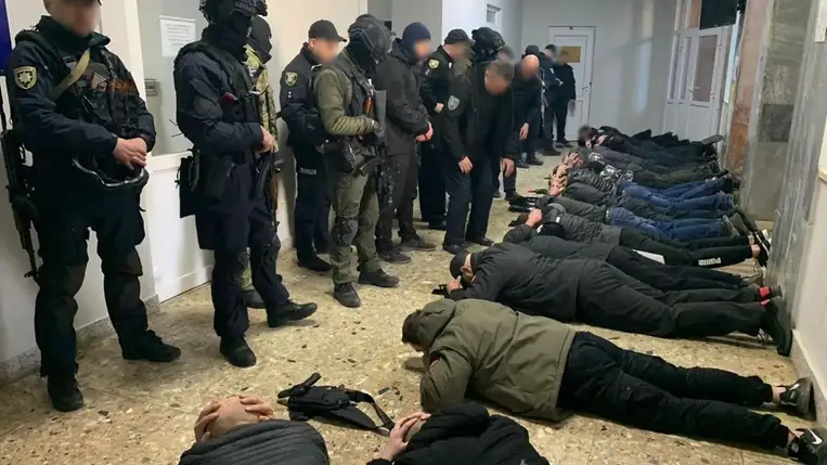 A Munkácsi Városi Tanács épületében őrizetbe vettek egy 19 fős rendbontó csoportot (Video)