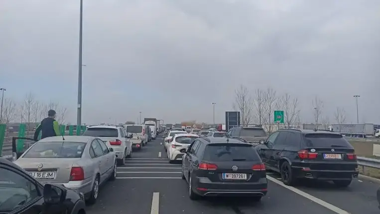 Többórás sorok alakultak ki szerdán a román-magyar határ közúti átkelőhelyein a román oldalon.