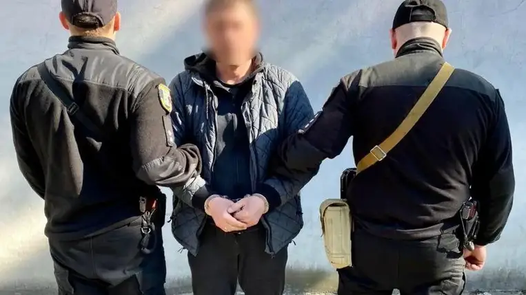 Őrizetbe vettek egy munkácsi okmányhamisítót Kárpátalján (Fotók)