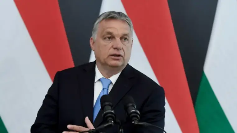 Nem lehet szó arról, hogy Magyarország csatlakozzon az Egyesült Államok által kivetett energiaszankciókhoz, mert Magyarországnak továbbra is szüksége van a gázra és olajra, amely Oroszországból érkezik - jelentette ki Orbán Viktor miniszterelnök szerdán.