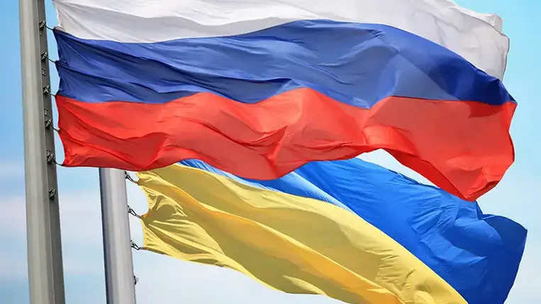 Ukrajna és Oroszország egy előzetes béketervet dolgozott ki, amely a tűzszünetet és az orosz kivonulást foglalja magában, amennyiben Kijev semlegességet hirdet és elfogadja fegyveres erőinek korlátozását – jelentette a Financial Times három, a tárgyalásokban részt vevő forrásra hivatkozva.