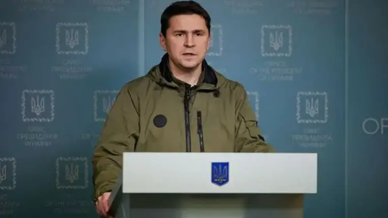 Egyaránt bírálta Szergej Lavrov orosz külügyminiszternek az ukrán-orosz tárgyalásokon tanúsított hozzáállását Mihajlo Podoljak, az ukrán elnöki iroda vezetőjének tanácsadója, a kijevi tárgyalóküldöttség tagja és Dmitro Kuleba ukrán külügyminiszter pénteken megjelent sajtónyilatkozataikban.