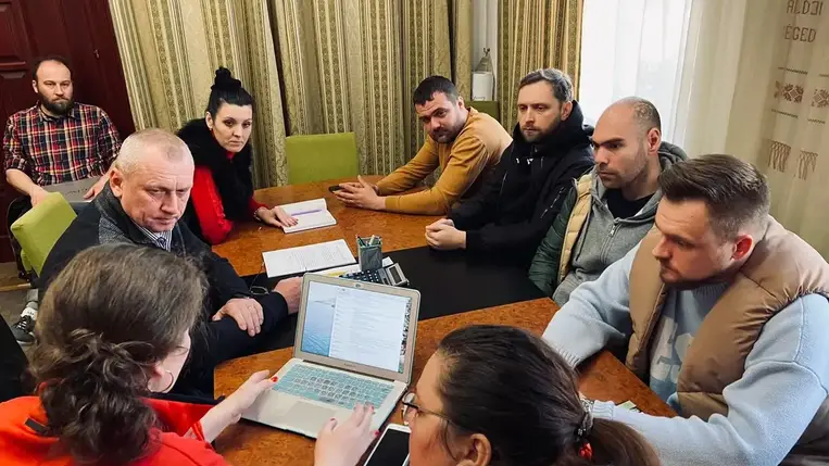 Elektronikus kártyák alapján kaphatnak szociális csomagokat a rászorulók 