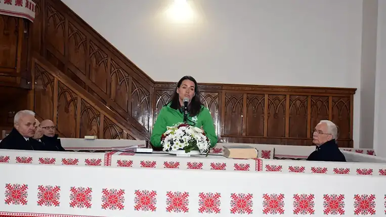 Novák Katalin családokért felelős tárca nélküli miniszter a Magyar Református Szeretetszolgálat jószolgálati nagyköveteként vett részt az istentiszteleten. Azt az üzenetet hoztuk, mondta, hogy mi, magyarok kitartunk egymás mellett, számíthatunk egymásra.
