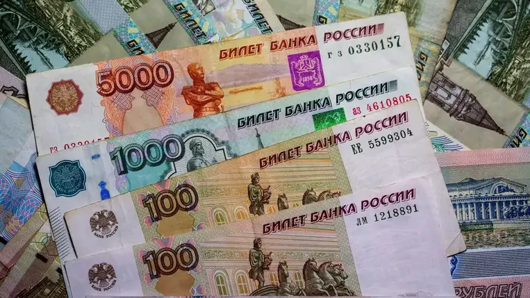 Szárnyal a rubel, emelkednek az árfolyamok az újranyitott orosz tőzsdén