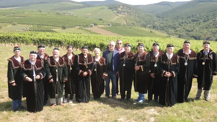 A Beregszászi Történelmi Borvidék és Tokaj-Hegyalja. Az egyik régóta világhírű, a másikat legfeljebb az elkötelezett lokálpatrióták tartják nevezetesnek, és emlékeztetnek rá, hogy Beregszász és Tokaj a régmúltban olykor-olykor versenyre is keltek egymással… 