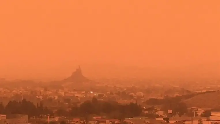 Téglaszínű porréteg lepte be az autókat, az ablakokat, az utcákat