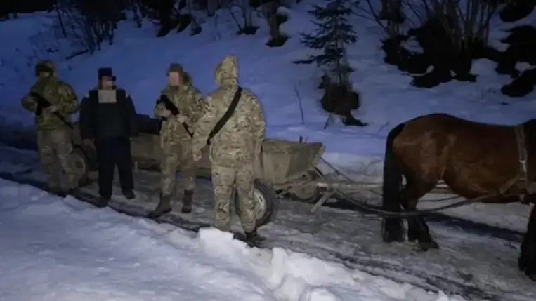 Egy férfi szekéren próbált 7,5 doboz cigarettát átcsempészni Romániába 