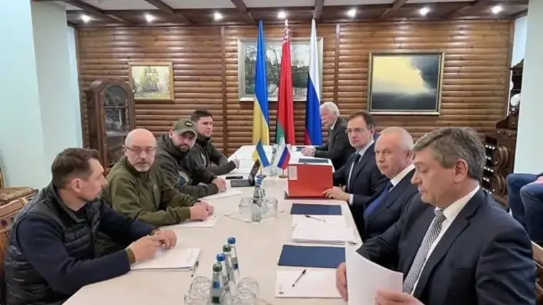 A megbeszélések eredményeként néhány pozitív fejlemény tapasztalható a humanitárius folyosók logisztikájának javításában.