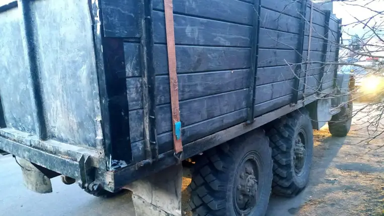Két, illegális faanyagot szállító tehergépkocsit foglaltak le a hadsereg javára
