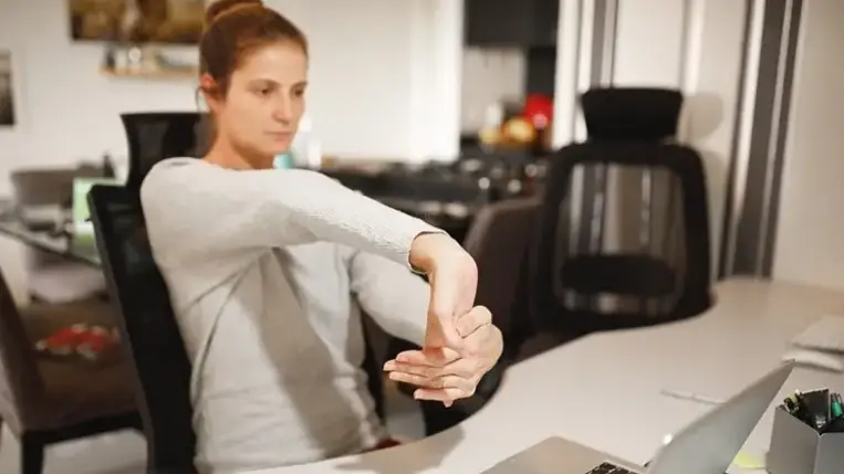 Tényleg veszélyes, ha ropogtatjuk az ujjunkat?